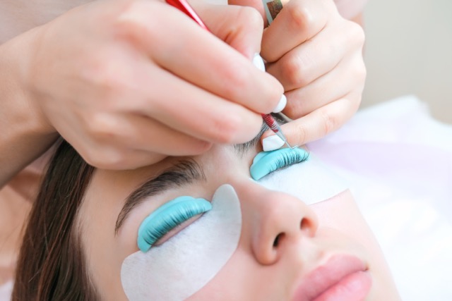 Silicone rod lash lift technique in progress on client's eye