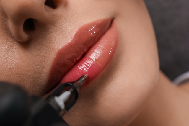 Young woman undergoing procedure permanent lip makeup tattoo — Rika Beauty & Spa, Uluwatu